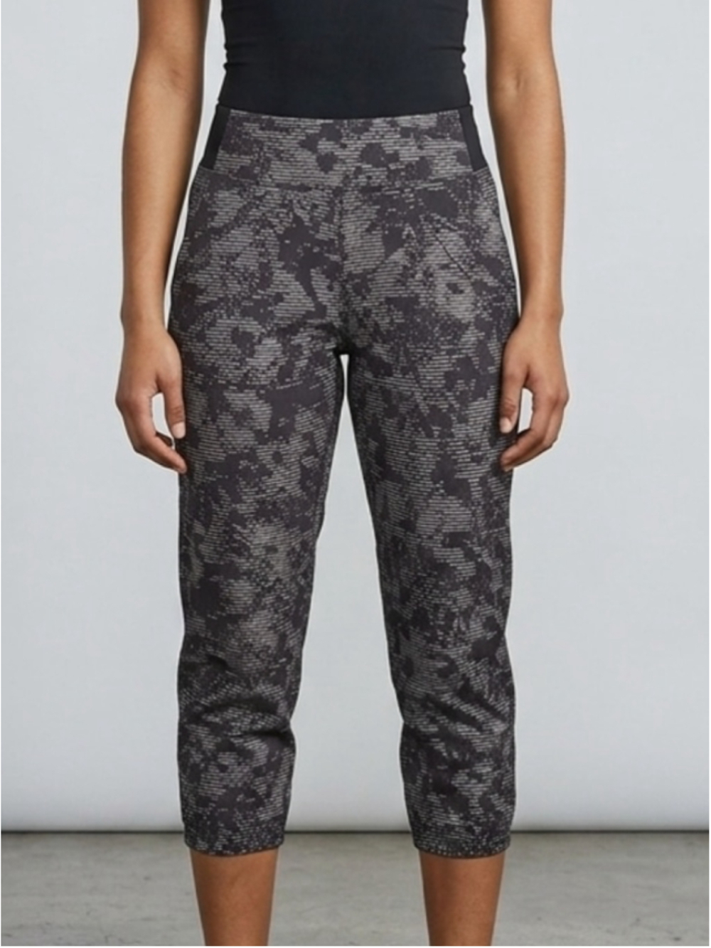 Women's Lole Athletic Capri Pants Size S Black Grey Patterned 2022